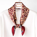 Pañuelo de seda con estampado de leopardo clásico anudado al cuello para oficina - Rojo Champaña