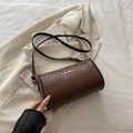 Sac Boston cylindrique marron avec texture tissée et logo Fashion doré - Texture Tissée (WX405) / Tissé Brun
