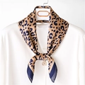 Primer plano de un pañuelo de seda con estampado de leopardo en el cuello de una camisa - Azul Champán