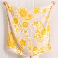 Dettaglio di sciarpa floreale leggera con stampe giallo-beige e bordi a frange - Giallo (SL2002-013)