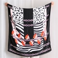 Detailopname van sjaal met zebra- en luipaardprint, kettingen en oranje bloemmotieven - Zebra Ketting Bloemenpatroon (SL2003-021) / 180*90