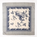 Detail van vintage vierkante sjaal met blauwe feniks en bloemenprints op gebroken wit - Donkerblauw Feniksprint (SL2004-061)