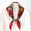 Detail van elegante zijden sjaal met luipaardprint en rode rand op een wit overhemd - Rood