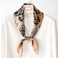 Elegante pañuelo de seda para mujer con estampados de leopardo y cebra sobre camisa blanca - Caqui