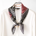 Pañuelo cuadrado de seda con estampado de leopardo rojo y cebra y colgante dorado - Gris