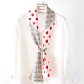 Pañuelo estrecho de seda con corazones rojos y cuadros, mostrado sobre camisa blanca - Rojo