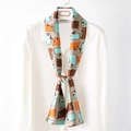 Élégant foulard étroit en soie à imprimé équestre noué sur une chemise blanche - Khaki (Imprimé Cheval)