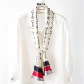 Élégant foulard étroit en soie blanche avec motif mors noir et rayures rouge et marine - Rouge