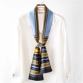 Foulard en soie à motif géométrique ethnique jaune et bleu sur chemisier blanc - Bleu Clair Épissage Géométrique (PD-019 Bleu Clair)