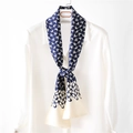 Elegante sciarpa in raso con stampa a catena blu e bianca su camicia bianca - Blu