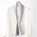 Foulard en soie argenté pour femme noué sur une chemise blanche texture élégante - 14x145cm / Gris Premium