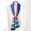 Écharpe en soie aux motifs géométriques avec boucle argentée sur chemise blanche - Bleu Foncé Épissage Géométrique (PD-019 Bleu Foncé)