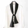 Détail d'un élégant foulard en satin noir noué sur le col d'une chemise blanche chic - 14x145cm / Noir