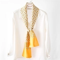 Elegante foulard in seta con motivo a catena giallo e bianco su camicia bianca - Giallo