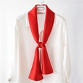 Détail d'un foulard étroit en soie rouge noué sur un chemisier blanc élégant - 14x145cm / Rouge Vif