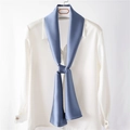 Foulard en satin bleu marine noué sur une chemise blanche pour un look de bureau élégant - 14x145cm / Bleu Brume
