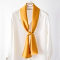 Gros plan sur l'étroit foulard en satin jaune gingembre noué sur une chemise blanche - 14x145cm / Jaune Gingembre