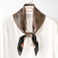 Elegante foulard di seta a pied-de-poule da donna in marrone e beige esposto appeso - 70cmx70cm / Cachi scuro