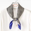 Dettaglio di un elegante foulard in seta pied-de-poule con patchwork blu reale su camicia - 70cmx70cm / Blu