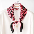 Elegante foulard di seta da donna con stampa geometrica abbinato a camicia bianca - Rosso e Nero