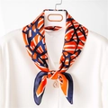 Elegante foulard in seta con stampa geometrica arancio e blu su camicetta di chiffon - Blu Arancio
