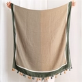 Dettaglio di sciarpa effetto lino con motivi geometrici a rombi e frange sul bordo - Verde