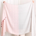 Dettaglio di una sciarpa sottile a quadri rosa e grigi con nappe rosse - 180*90CM / Rosa Chiaro