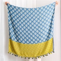 Longue écharpe en coton style bohème avec motif géométrique et pompons bleu et jaune - 180x90cm / Bleu