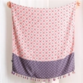 Détail d'une grande écharpe à imprimé lotus, motifs rose et violet avec pompons colorés - 180x90cm / Rose