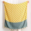 Grand châle bohème en coton et lin jaune avec imprimé géométrique et pompons - 180x90cm / Jaune