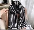 Sciarpa invernale in maglia con motivi geometrici neri, bianchi e grigi e pois - Strisce a Pois Geometrici Nero Bianco Grigio (Figura 5)