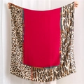 Grand foulard en soie rouge avec bordure léopard et motifs de ceinture dorée - Rouge