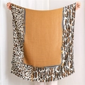 Châle en soie caramel avec bordures léopard et motifs décoratifs de chaînes dorées - Chameau