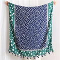 Texture détaillée d'une écharpe en coton avec motif à pois bleu marine et franges - Patchwork Bleu Vert (SL1908-028)