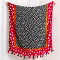 Dettaglio di sciarpa leopardata con pois vivaci, bordi rossi e nappe con frange - Patchwork Nero Rosso (SL1908-028)