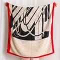 Detalle de bufanda con lunares y cadenas con bordes rojos y flecos cortos - Borde Rojo Estampado de Lunares y Cadenas (SL1909-028)
