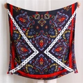 Marineblauer Schal aus Baumwoll-Leinen mit Vintage-Boho-Blumenmuster und Quasten - Schwarz