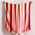 Detailweergave van kleurrijke regenboog verticale strepen op lichte katoenen linnen sjaal - 180*90CM / Veelkleurige verticale gestreepte stijl (SL1910-024)