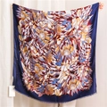Schal aus Baumwolle und Leinen mit Protea-Blumenmuster und Fransen in Dunkelblau - Dunkelblauer Rand (SL1905-024)