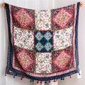 Détail d'une écharpe en coton et lin avec imprimé cachemire et bords ornés de pompons colorés - Style Patchwork Paisley Multicolore (SL1906-022)