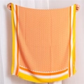 Detailansicht eines geometrischen Schals mit feinen Fransen und lebhaften Quasten - 180*90CM / SL1906-002 Orange