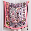 Detail eines böhmischen Paisley-Leinenschals mit Blumendruck und Perlenquasten - Rosa