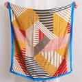 Dettaglio di una grande sciarpa geometrica a righe colorate e sensazione di cotone e lino - 180*90CM / Geometrico Nero e Giallo(SL1906-087)