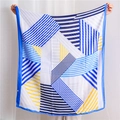 Dettaglio di sciarpa a righe geometriche blu con vista su trama del tessuto e bordo rifinito - 180*90CM / Geometrico Blu e Bianco(SL1906-087)