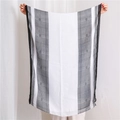 Dettaglio di una sciarpa sottile con motivo pied de poule bianco e nero e trasparenza - 180*70cm / Nero
