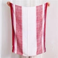 Dettaglio di una sciarpa sottile a pied-de-poule rossa e bianca con tessuto leggero e aereo - 180*70cm / Rosso