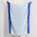 Tessuto dettagliato della sciarpa in cotone e lino con bordo a greca e fiori blu - 180x70cm / Blu