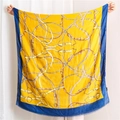 Elegant cotton linen scarf with chain print and frayed edges in yellow and navy blue - 180x90 / Yellow