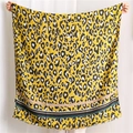 Dettaglio di sciarpa gialla con stampa leopardata, strisce colorate e bordi a frange - Giallo (SL1908-033)