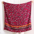 Dettaglio della sciarpa leopardata rossa con bordi a righe colorate e orlo sfrangiato - Rosso (SL1908-033)